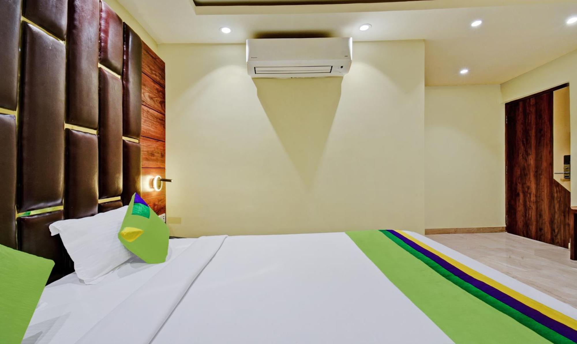 Treebo Rejoice 52 - 3Km From Huda City Metro Station Badshahpur Exteriör bild