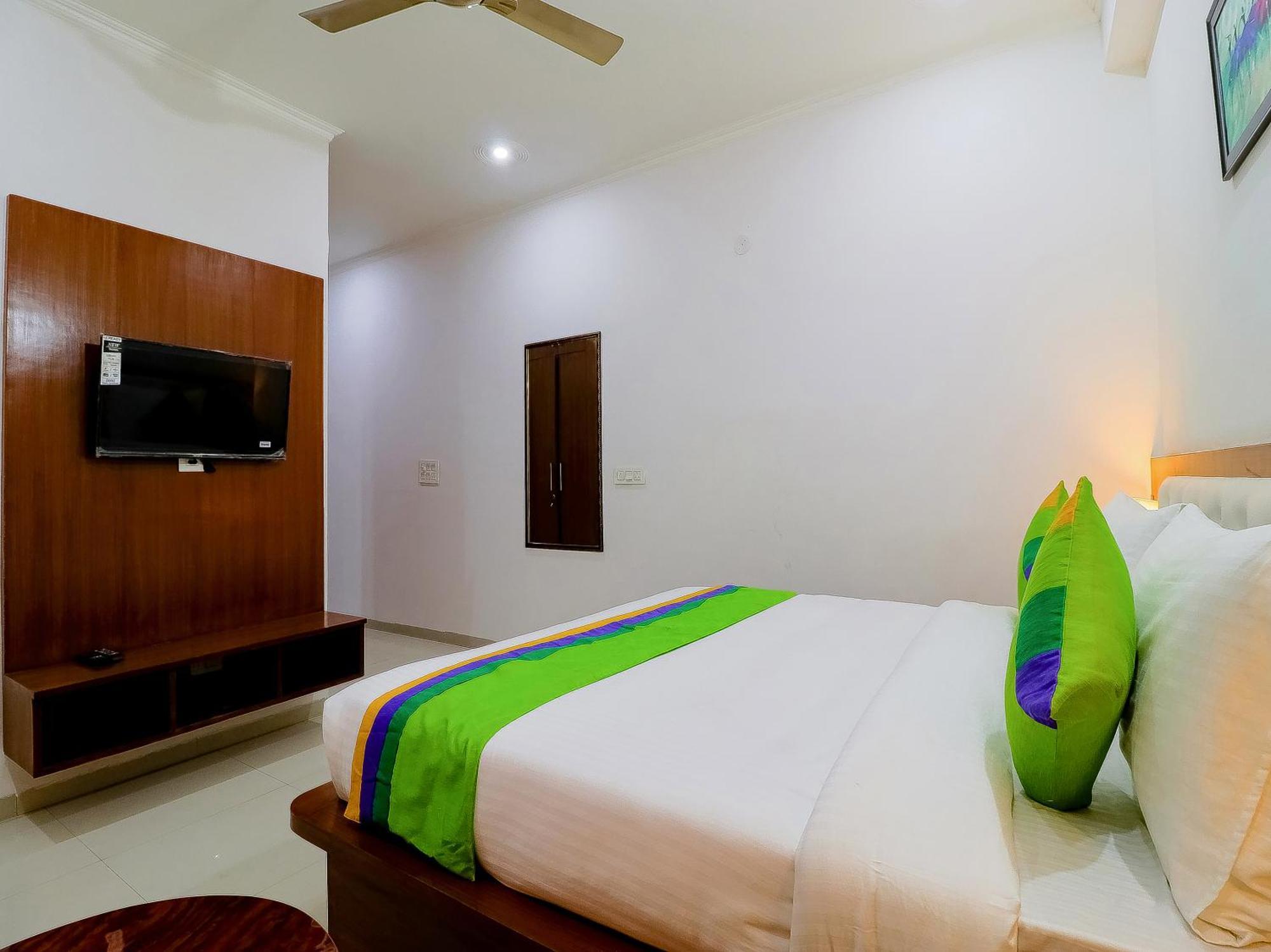 Treebo Rejoice 52 - 3Km From Huda City Metro Station Badshahpur Exteriör bild